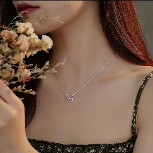 NEW Rhinestone Butterfly Pendant Necklace silver - Picture 2 of 7